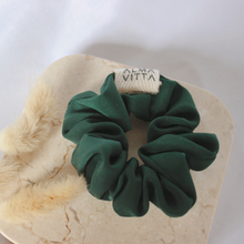 Cargar imagen en el visor de la galería, Scrunchie Verde Oscuro
