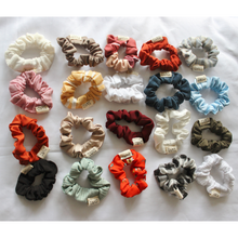 Cargar imagen en el visor de la galería, Scrunchie Flores Rojo
