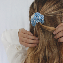 Cargar imagen en el visor de la galería, Scrunchie Flores Rojo
